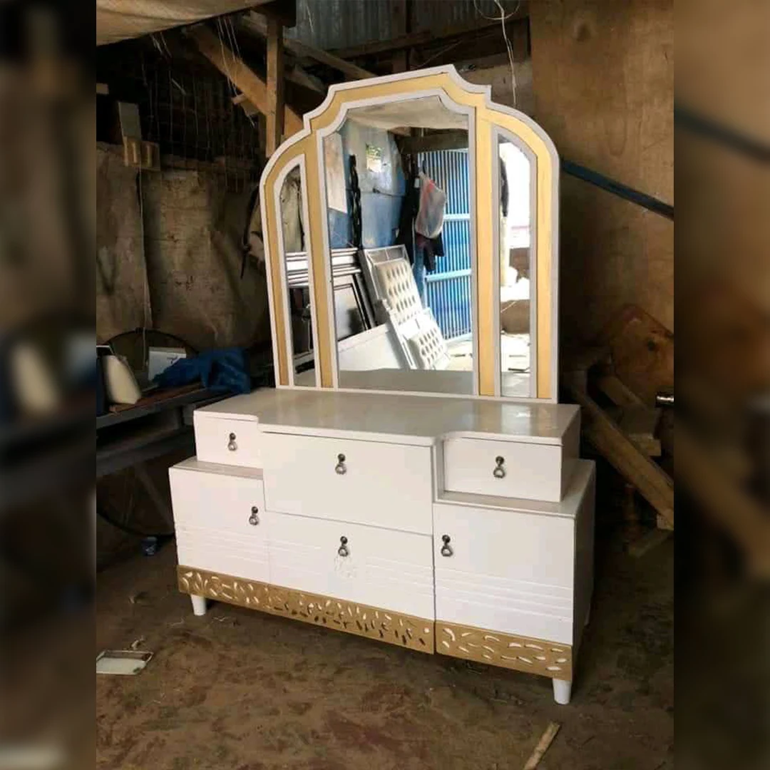38 White And Gold Antique-style Wooden Dressing Table White And Gold Antique-style Wooden Dressing Table - Image 1